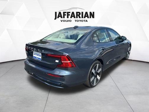 2024 Volvo S60 Recharge Plug-In Hybrid T8 Plus Dark Theme