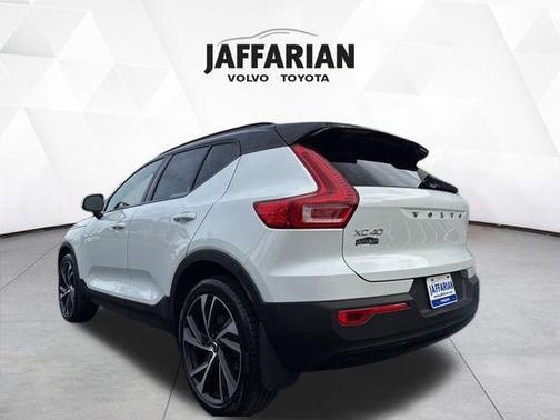 2022 Volvo XC40 T5 R-Design