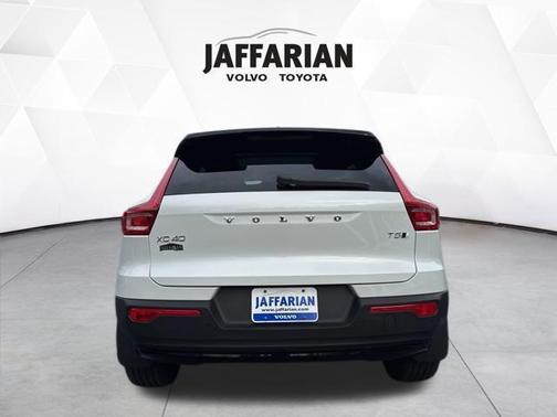 2022 Volvo XC40 T5 R-Design