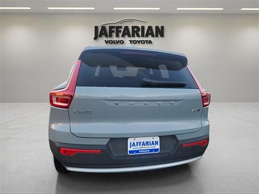2025 Volvo XC40 B5 Core Bright Theme