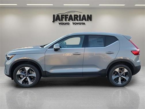 2025 Volvo XC40 B5 Core Bright Theme
