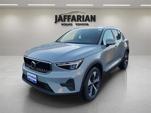 2025 Volvo XC40 B5 Core Bright Theme