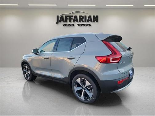 2025 Volvo XC40 B5 Core Bright Theme
