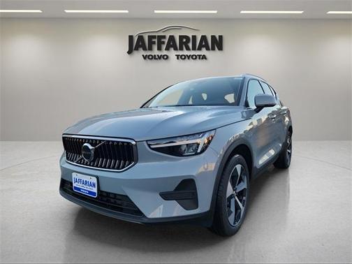 2025 Volvo XC40 B5 Core Bright Theme