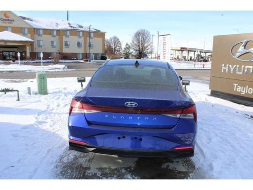 2022 Hyundai ELANTRA SE