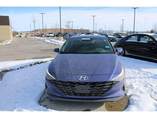 2022 Hyundai ELANTRA SE