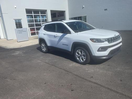 Bright White Clearcoat 2025 Jeep Compass Latitude