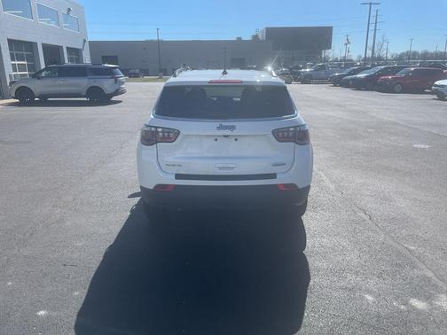 Bright White Clearcoat 2025 Jeep Compass Latitude