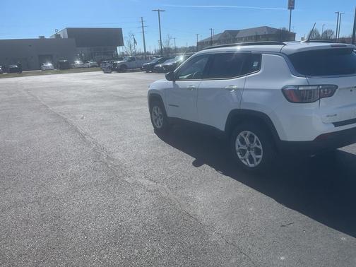 Bright White Clearcoat 2025 Jeep Compass Latitude