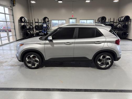 2024 Hyundai VENUE SEL