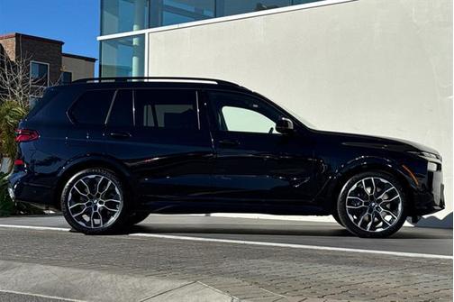 2025 BMW X7 M60i