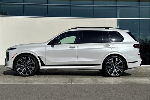 2023 BMW X7 M60i