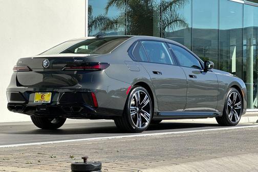 Dravit Grey Metallic 2026 BMW 760 xDrive