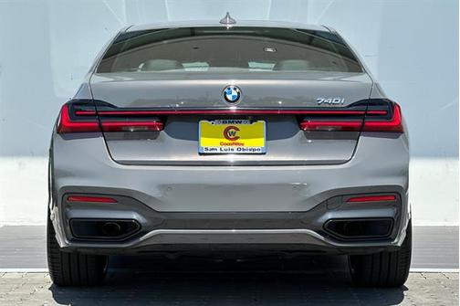 2022 BMW 740 i