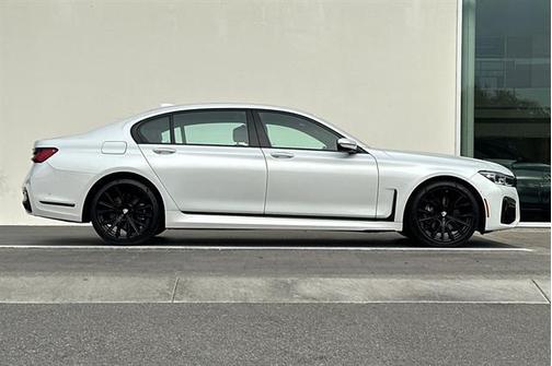 2022 BMW 740 i