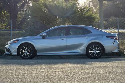 2024 Toyota Camry Hybrid SE