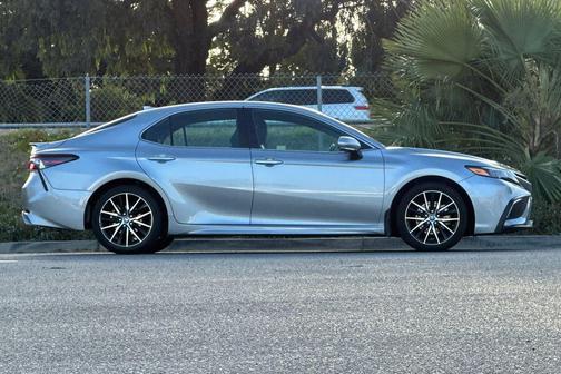 2024 Toyota Camry Hybrid SE