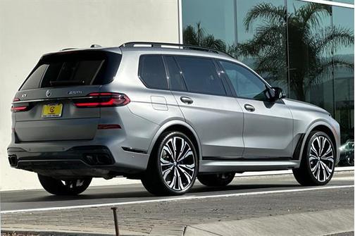 2023 BMW X7 M60i