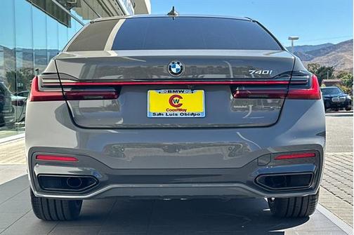 2022 BMW 740 i