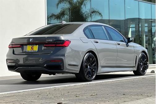 2022 BMW 740 i