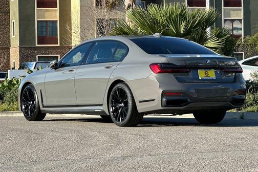 2022 BMW 740 i