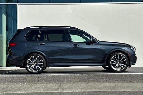 2022 BMW X7 M50i