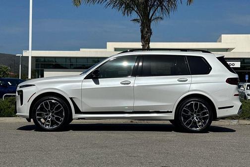 Mineral White Metallic 2026 BMW X7 M60i