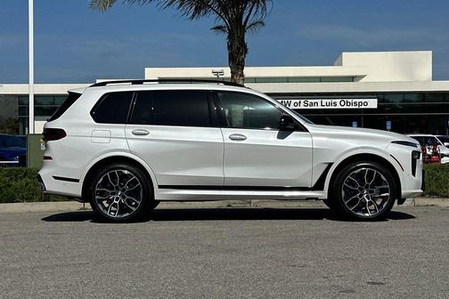Mineral White Metallic 2026 BMW X7 M60i