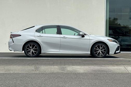 Ice 2024 Toyota Camry SE