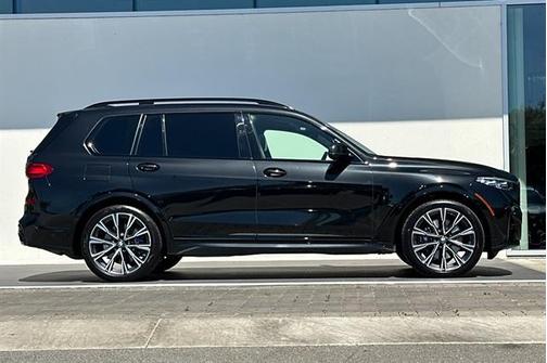 2022 BMW X7 M50i