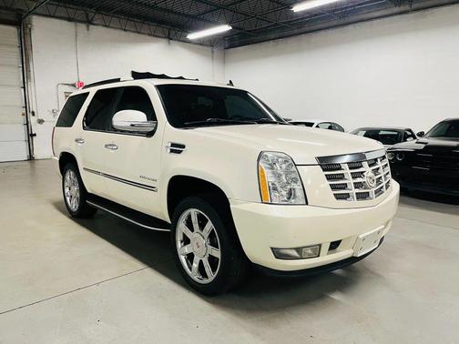 White 2010 Cadillac Escalade Luxury