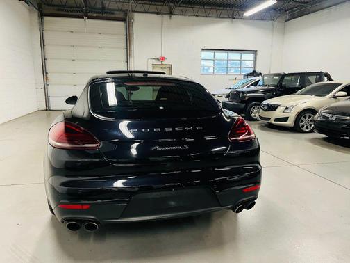 2015 Porsche Panamera 4