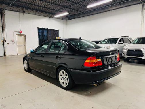 Black 2004 BMW 325 i