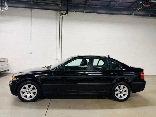 Black 2004 BMW 325 i