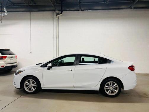 White 2017 Chevrolet Cruze LT