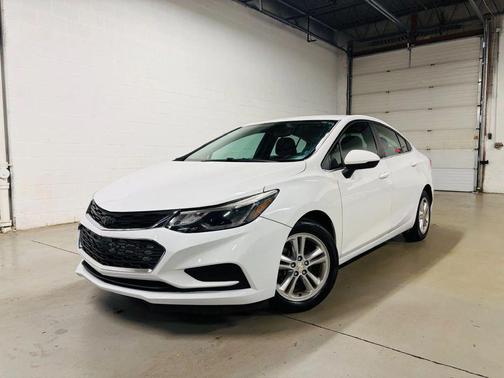 White 2017 Chevrolet Cruze LT