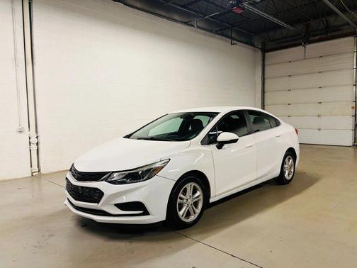 White 2017 Chevrolet Cruze LT