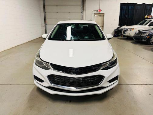 White 2017 Chevrolet Cruze LT