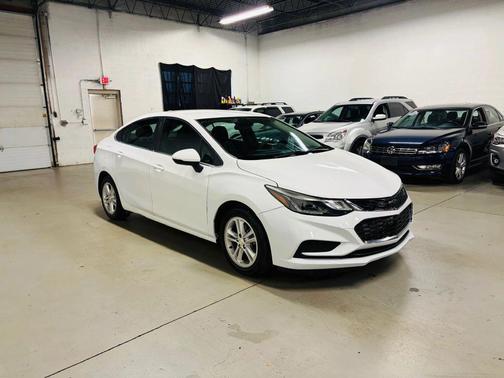 White 2017 Chevrolet Cruze LT