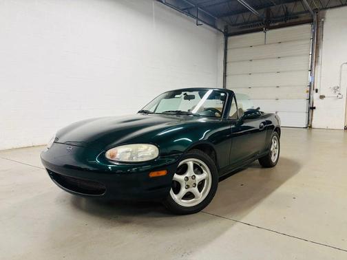 Green 1999 Mazda MX-5 Miata Convertible 2D