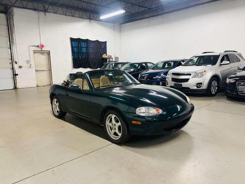 Green 1999 Mazda MX-5 Miata Convertible 2D