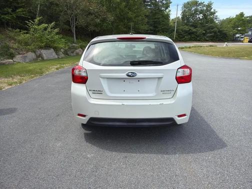 White 2013 Subaru Impreza 2.0i