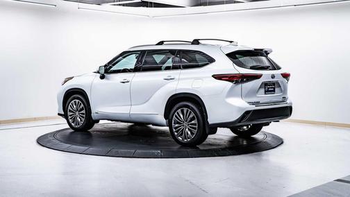 2022 Toyota Highlander Hybrid Platinum