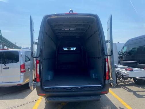 2024 Mercedes-Benz eSprinter 2500 