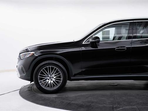 Obsidian Black Metallic 2026 Mercedes-Benz GLC 300 4MATIC