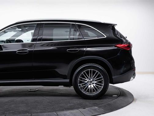 Obsidian Black Metallic 2026 Mercedes-Benz GLC 300 4MATIC
