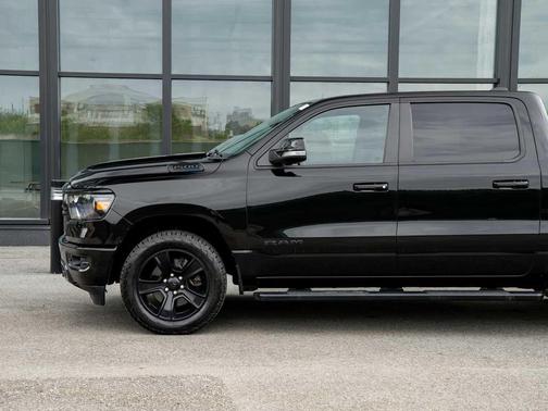 Diamond Black Crystal Pearlcoat 2022 RAM 1500 Big Horn/Lone Star