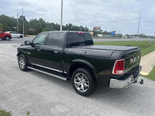 Brilliant Black Crystal Pearlcoat 2017 RAM 1500 Laramie