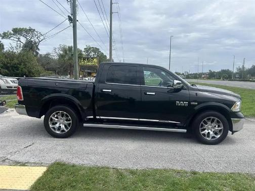 Brilliant Black Crystal Pearlcoat 2017 RAM 1500 Laramie