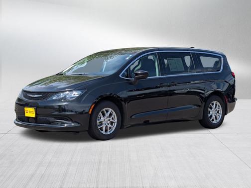 Brilliant Black Crystal Pearlcoat 2023 Chrysler Voyager LX